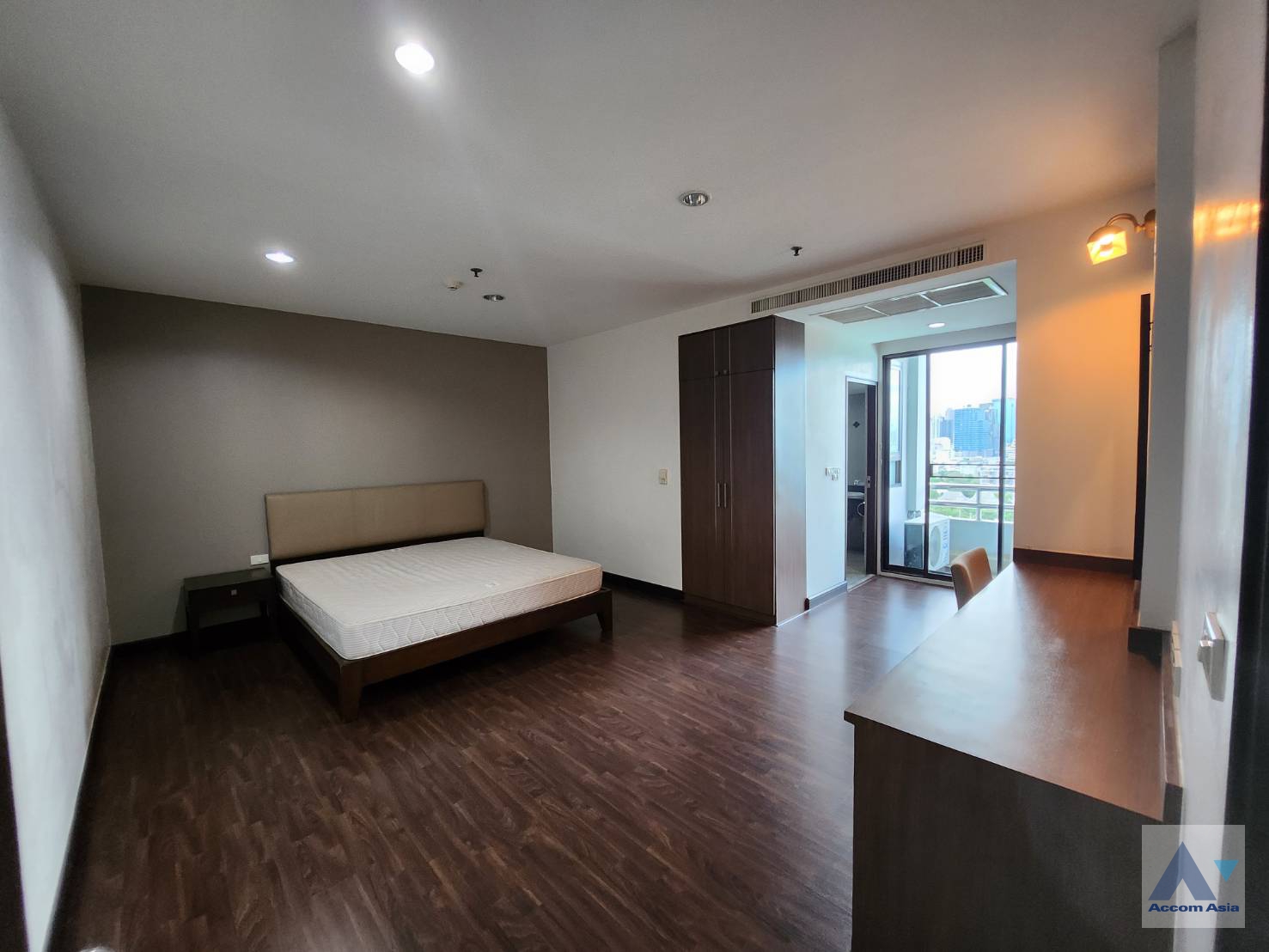  1  3 br Apartment For Rent in Sukhumvit ,Bangkok BTS Ekkamai at High-Rise Living with a Large Balcony Apartment in Ekkamai AA35223