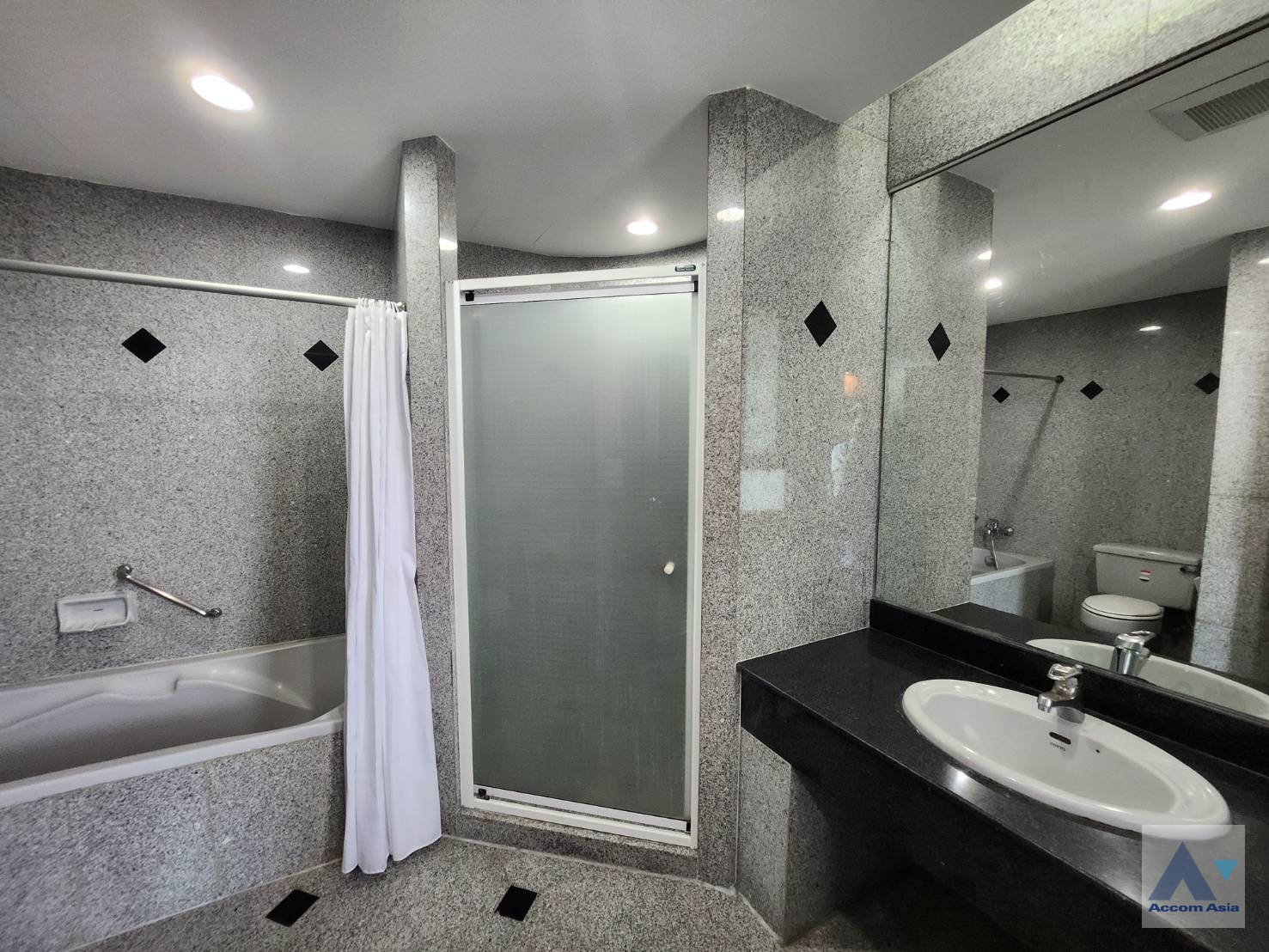 7  3 br Apartment For Rent in Sukhumvit ,Bangkok BTS Ekkamai at High-Rise Living with a Large Balcony Apartment in Ekkamai AA35223