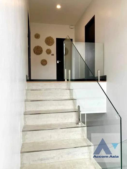 unit 3 Bedrooms  House For Sale in Pattanakarn, Bangkok  near BTS On Nut (AA35255)