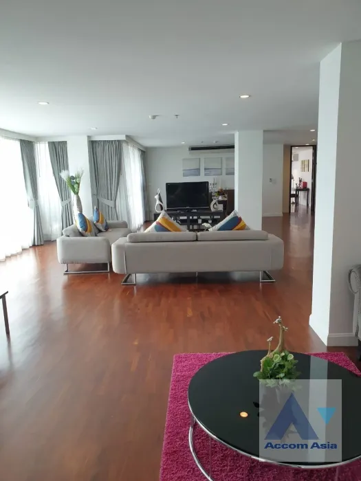 unit 4 Bedrooms  Apartment For Rent in Silom, Bangkok  near BTS Surasak (AA35268)