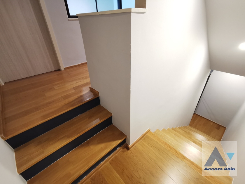 5  3 br Townhouse For Sale in Krungthep Kreetha ,Bangkok  at Nirvana Define Srinakarin-Rama9 AA35276