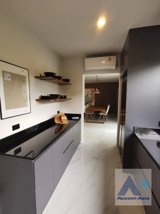 unit 6 Bedrooms  Townhouse For Rent in Samutprakan, Samutprakan  (AA35283)
