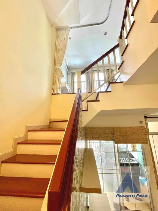 unit 3 Bedrooms  Townhouse For Rent in Pattanakarn, Bangkok  near ARL Hua Mak (AA35375)