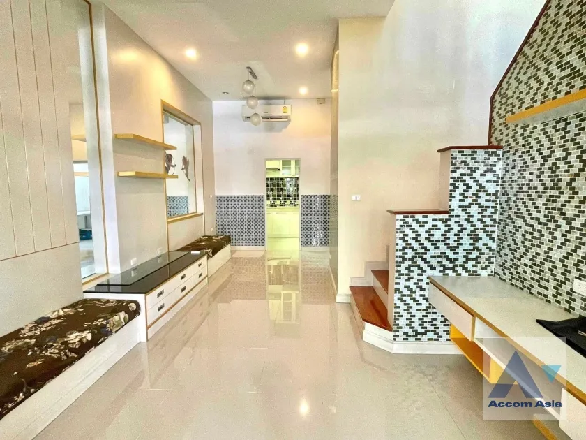 unit 3 Bedrooms  Townhouse For Rent in Pattanakarn, Bangkok  near ARL Hua Mak (AA35375)