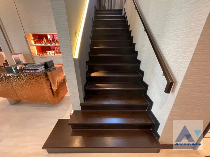 unit 5 Bedrooms  House For Sale in Pattanakarn, Bangkok  near ARL Hua Mak (AA35385)