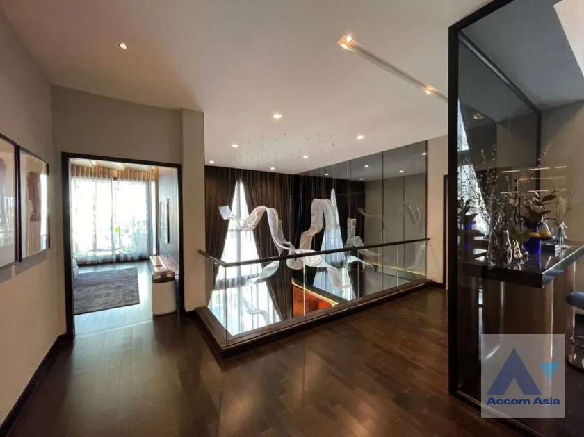 unit 5 Bedrooms  House For Sale in Pattanakarn, Bangkok  near ARL Hua Mak (AA35385)