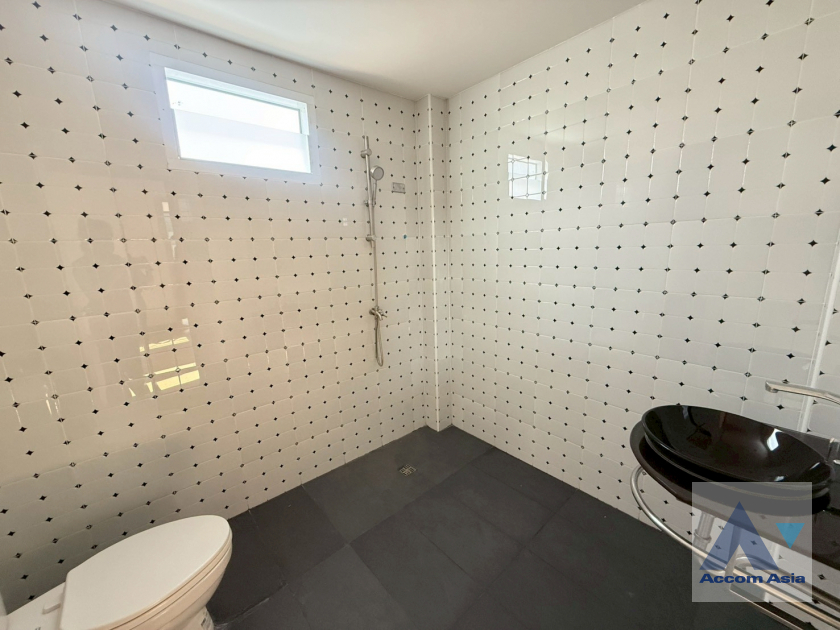 23  3 br House for rent and sale in Sukhumvit ,Bangkok BTS Ekkamai AA35409