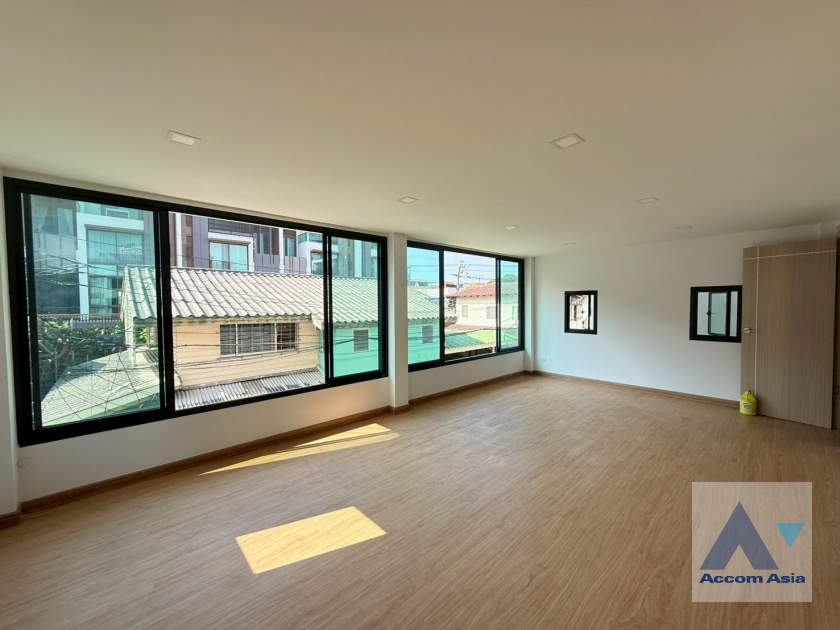 11  3 br House for rent and sale in Sukhumvit ,Bangkok BTS Ekkamai AA35409