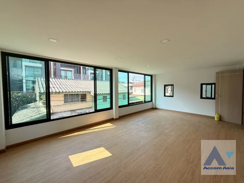 11  3 br House for rent and sale in Sukhumvit ,Bangkok BTS Ekkamai AA35409