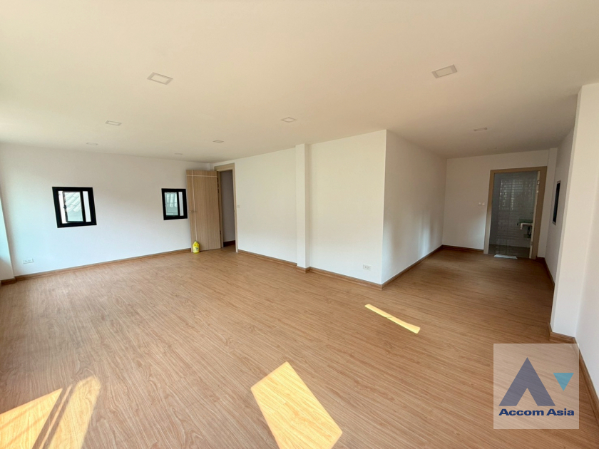 6  3 br House for rent and sale in Sukhumvit ,Bangkok BTS Ekkamai AA35409