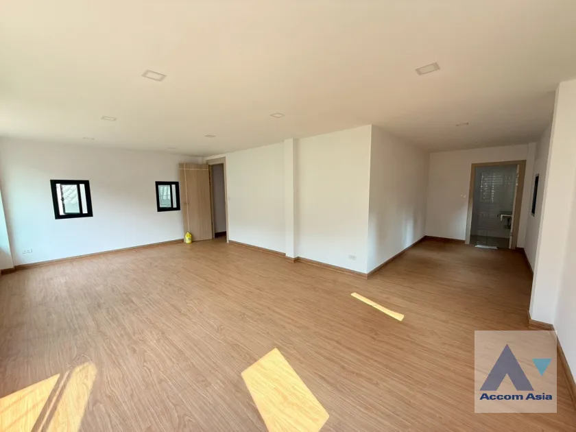 6  3 br House for rent and sale in Sukhumvit ,Bangkok BTS Ekkamai AA35409