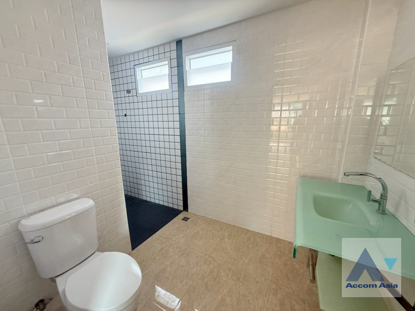 25  3 br House for rent and sale in Sukhumvit ,Bangkok BTS Ekkamai AA35409