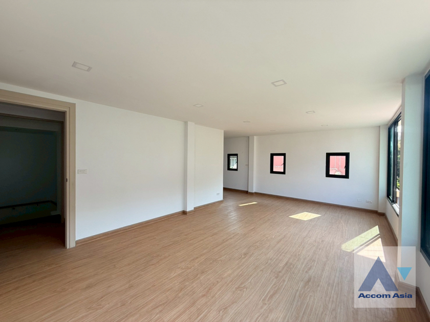 7  3 br House for rent and sale in Sukhumvit ,Bangkok BTS Ekkamai AA35409