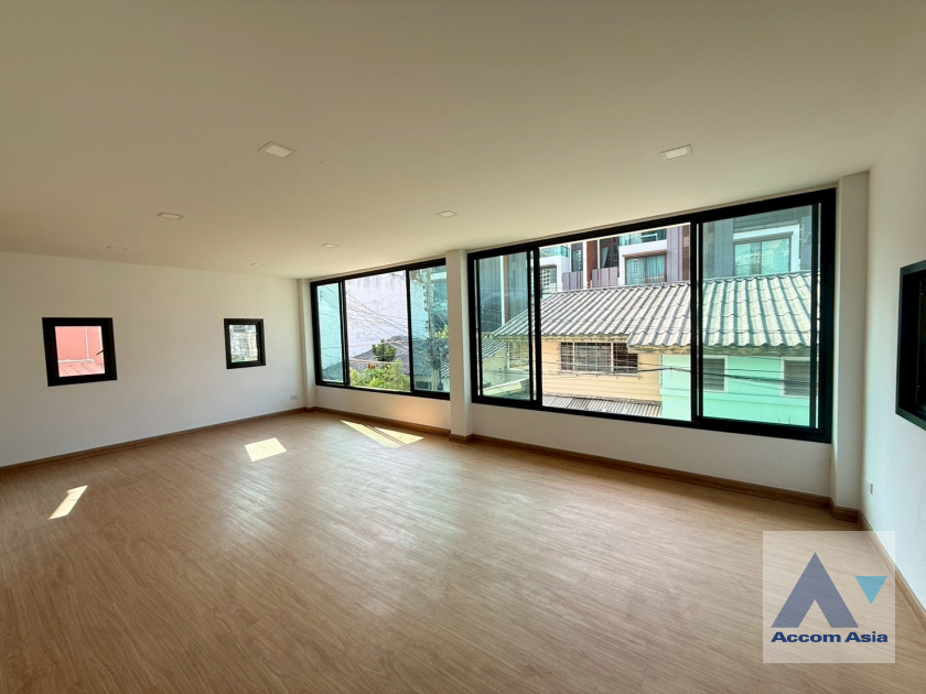 12  3 br House for rent and sale in Sukhumvit ,Bangkok BTS Ekkamai AA35409