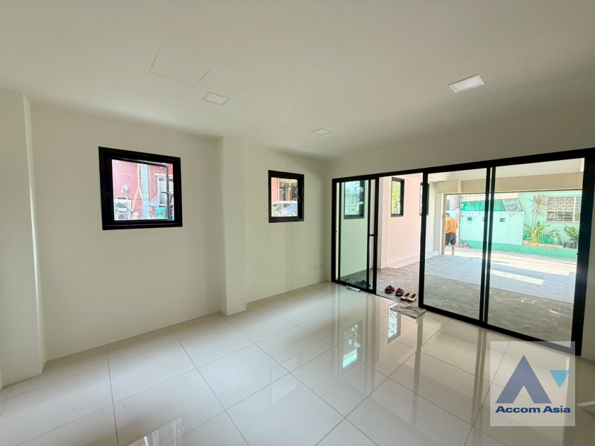 4  3 br House for rent and sale in Sukhumvit ,Bangkok BTS Ekkamai AA35409