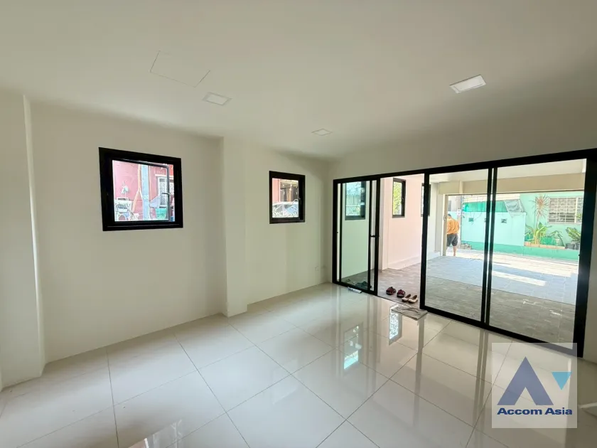 4  3 br House for rent and sale in Sukhumvit ,Bangkok BTS Ekkamai AA35409