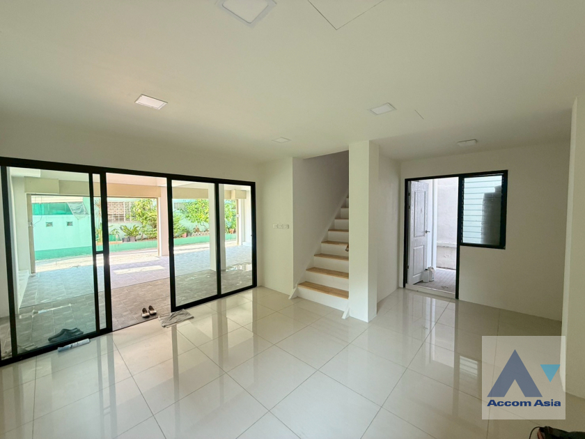  1  3 br House for rent and sale in Sukhumvit ,Bangkok BTS Ekkamai AA35409