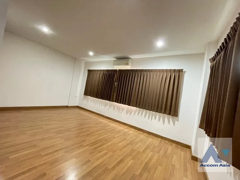  1  4 br House For Rent in Phaholyothin ,Bangkok MRT Lat Phrao AA35413