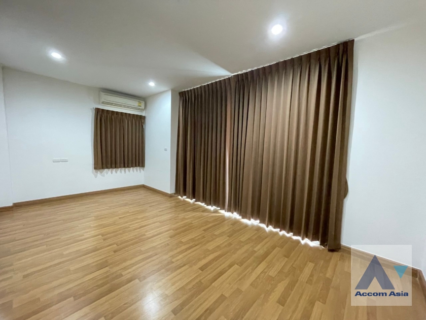4  4 br House For Rent in Phaholyothin ,Bangkok MRT Lat Phrao AA35413
