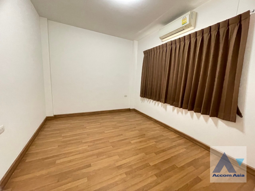 5  4 br House For Rent in Phaholyothin ,Bangkok MRT Lat Phrao AA35413