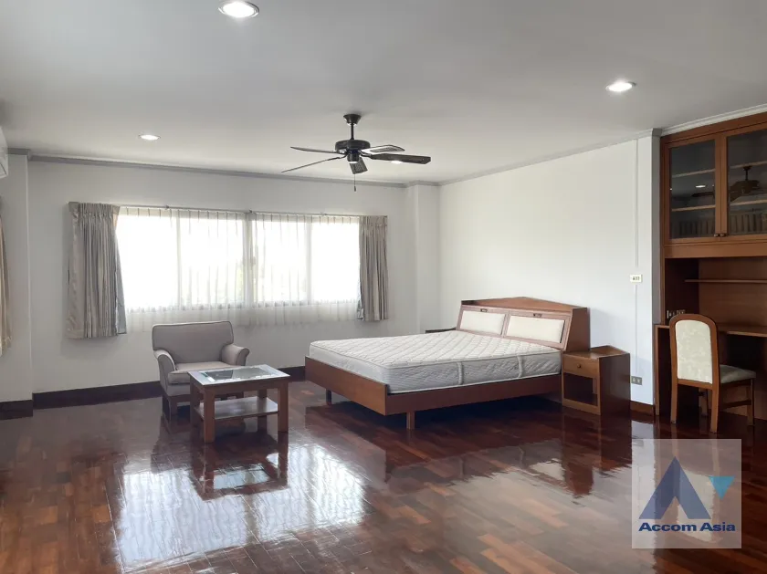 unit 4 Bedrooms  Apartment For Rent in Phaholyothin, Bangkok  near BTS Saphan-Kwai (AA35431)