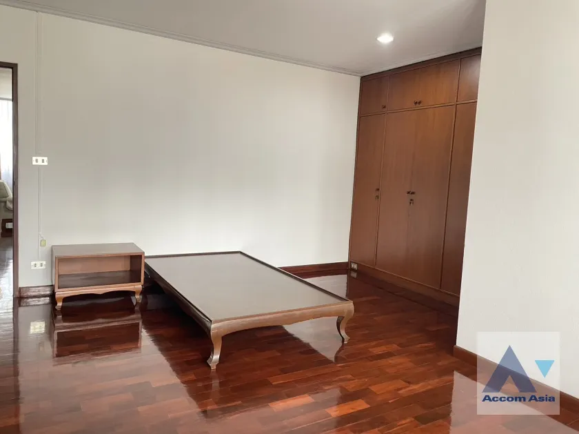 unit 4 Bedrooms  Apartment For Rent in Phaholyothin, Bangkok  near BTS Saphan-Kwai (AA35431)