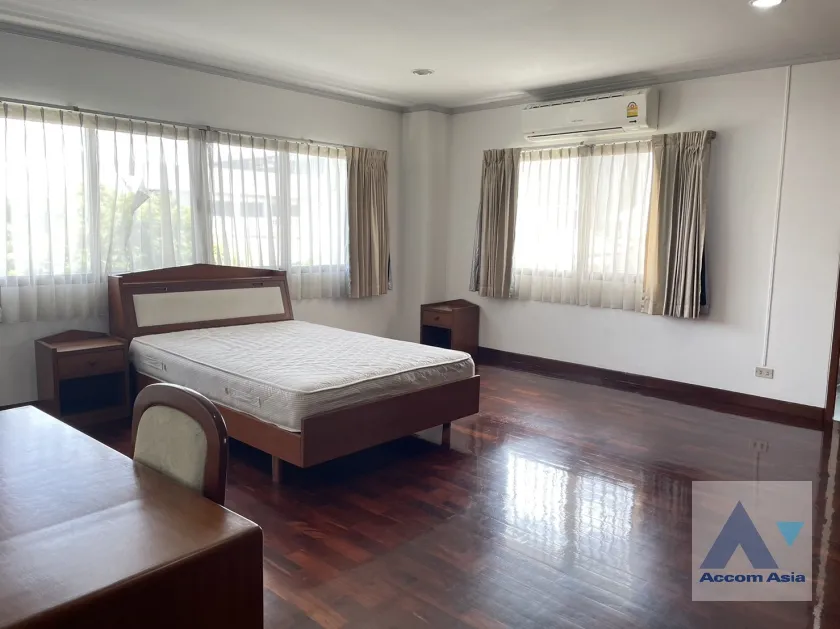 unit 4 Bedrooms  Apartment For Rent in Phaholyothin, Bangkok  near BTS Saphan-Kwai (AA35431)