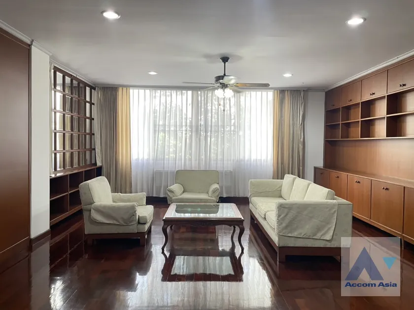 unit 4 Bedrooms  Apartment For Rent in Phaholyothin, Bangkok  near BTS Saphan-Kwai (AA35431)