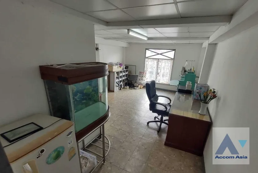 unit 5 Bedrooms  Building For Sale in Pattanakarn, Bangkok  (AA35498)