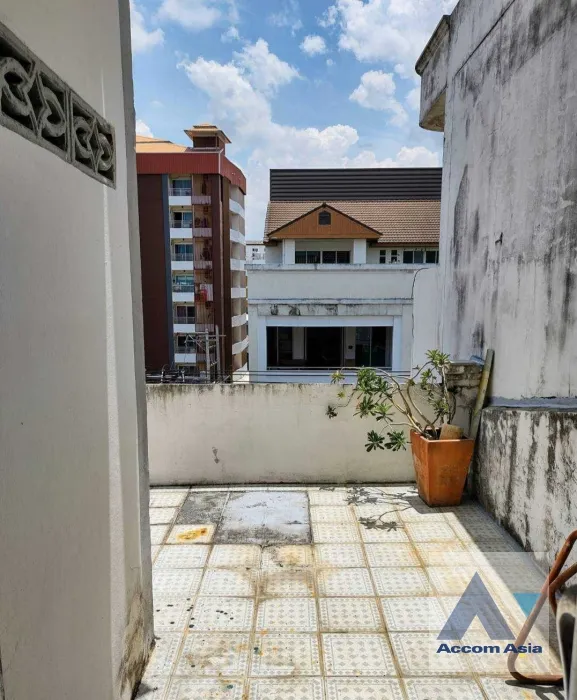 8  5 br Building For Sale in Pattanakarn ,Bangkok  AA35498