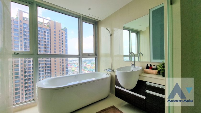 7  2 br Condominium For Sale in Sukhumvit ,Bangkok BTS Phra khanong at Sky Walk Condominium AA35587