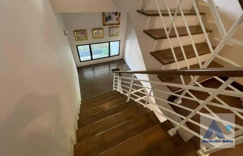 unit 5 Bedrooms  House For Sale in Samutprakan, Samutprakan  near BTS Bang Na (AA35703)