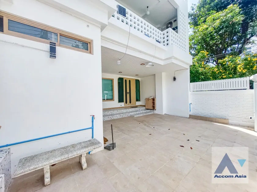 unit 4 Bedrooms  House For Rent & Sale in Sukhumvit, Bangkok  near BTS Thong Lo (AA35744)