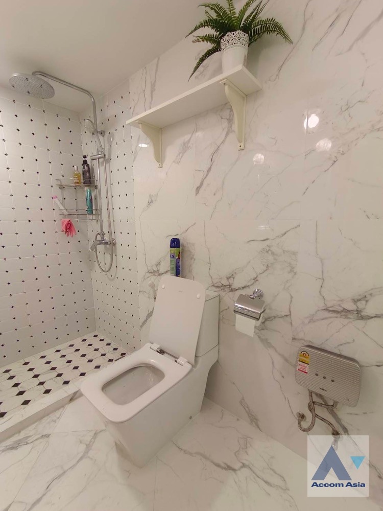 6  1 br Condominium For Sale in Silom ,Bangkok BTS Surasak at Nusa State Tower AA35748