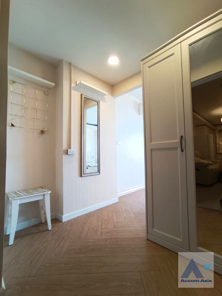 8  1 br Condominium For Sale in Silom ,Bangkok BTS Surasak at Nusa State Tower AA35748