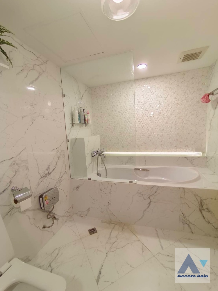 7  1 br Condominium For Sale in Silom ,Bangkok BTS Surasak at Nusa State Tower AA35748