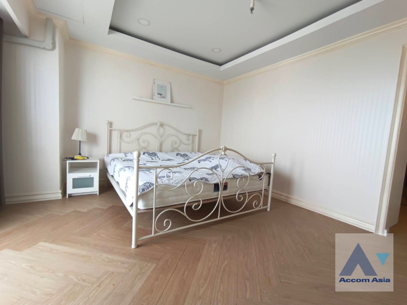 5  1 br Condominium For Sale in Silom ,Bangkok BTS Surasak at Nusa State Tower AA35748