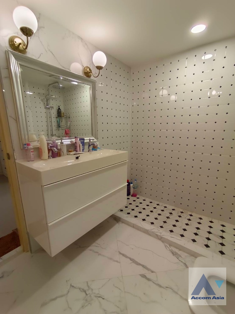 9  1 br Condominium For Sale in Silom ,Bangkok BTS Surasak at Nusa State Tower AA35748