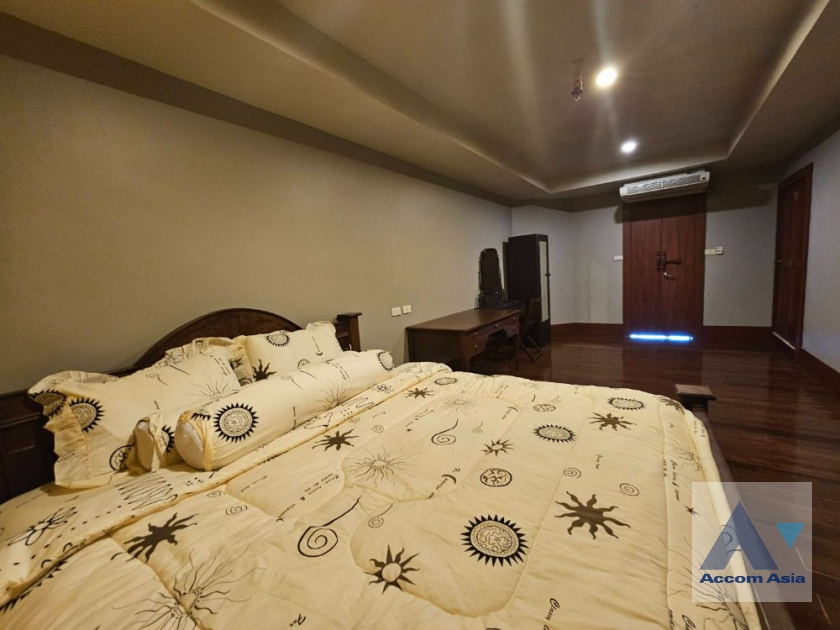 9  1 br Condominium For Sale in Silom ,Bangkok BTS Surasak at Nusa State Tower AA35749