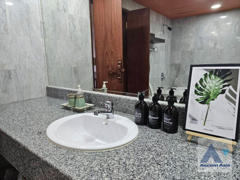 6  1 br Condominium For Sale in Silom ,Bangkok BTS Surasak at Nusa State Tower AA35749