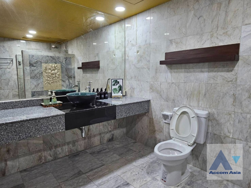 11  1 br Condominium For Sale in Silom ,Bangkok BTS Surasak at Nusa State Tower AA35749