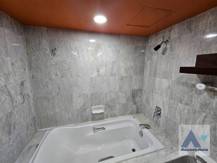 12  1 br Condominium For Sale in Silom ,Bangkok BTS Surasak at Nusa State Tower AA35749