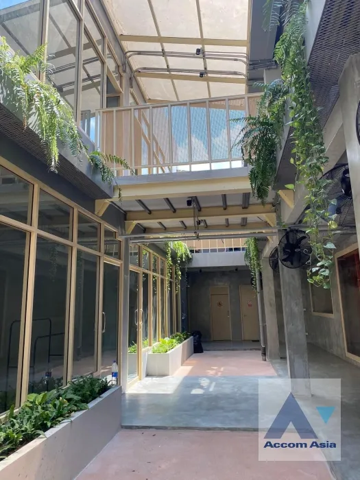 unit Retail / showroom For Rent in Sukhumvit, Bangkok  near BTS Ekkamai (AA35754)