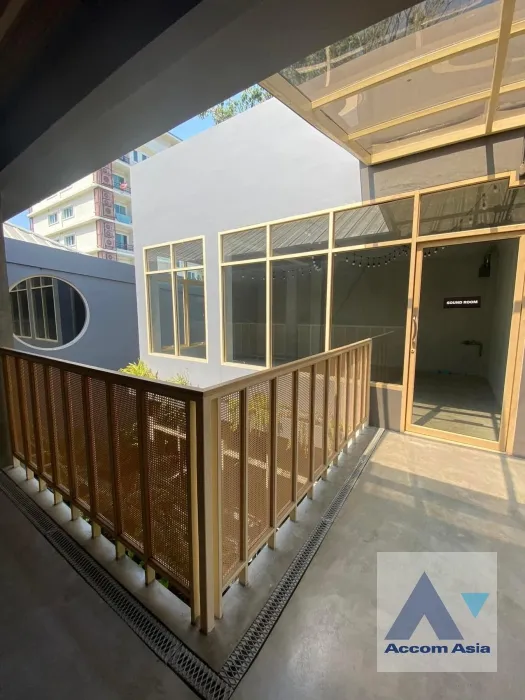 unit Retail / showroom For Rent in Sukhumvit, Bangkok  near BTS Ekkamai (AA35754)