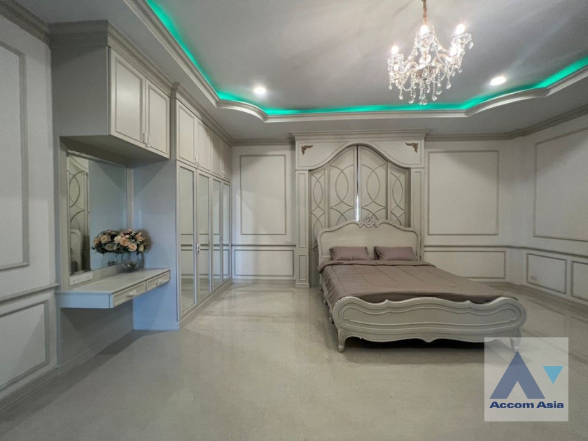 9  10 br House For Sale in Petchkasem ,Bangkok  AA35759