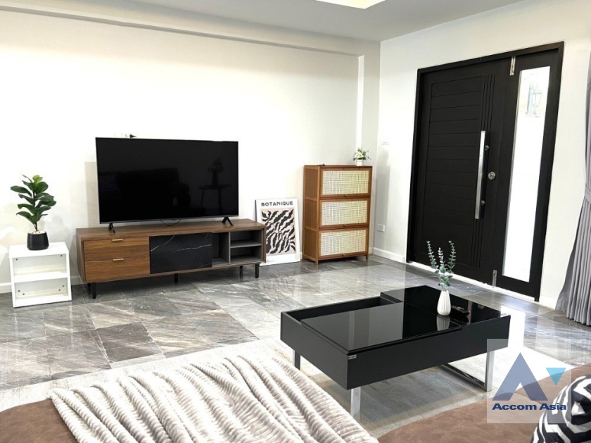  2  5 br House for rent and sale in Sukhumvit ,Bangkok BTS Phra khanong AA35823