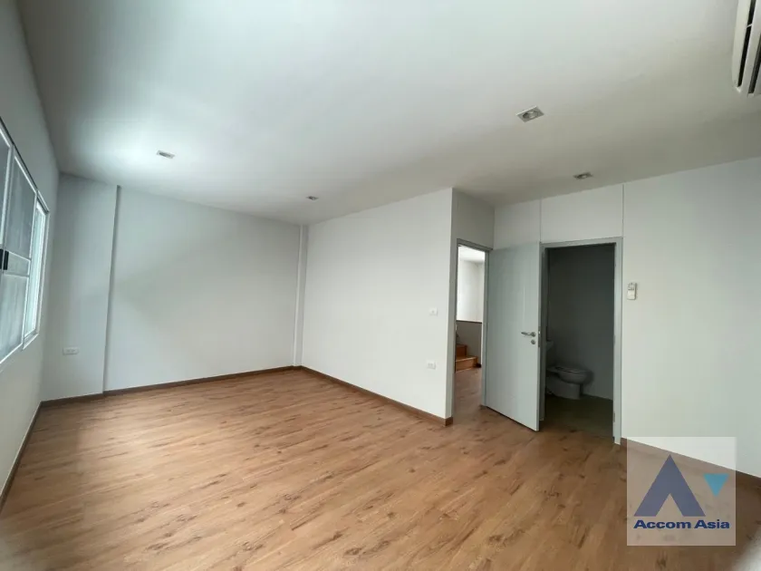 unit 4 Bedrooms  House For Rent & Sale in Phaholyothin, Bangkok  near MRT Lat Phrao (AA35914)