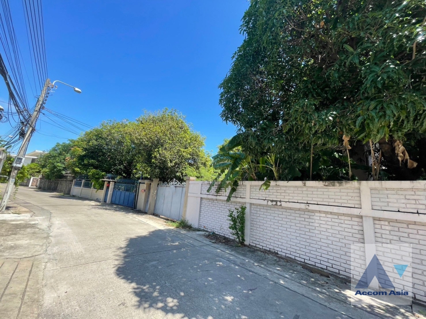  1  House For Sale in Sukhumvit ,Bangkok BTS Phra khanong AA35921