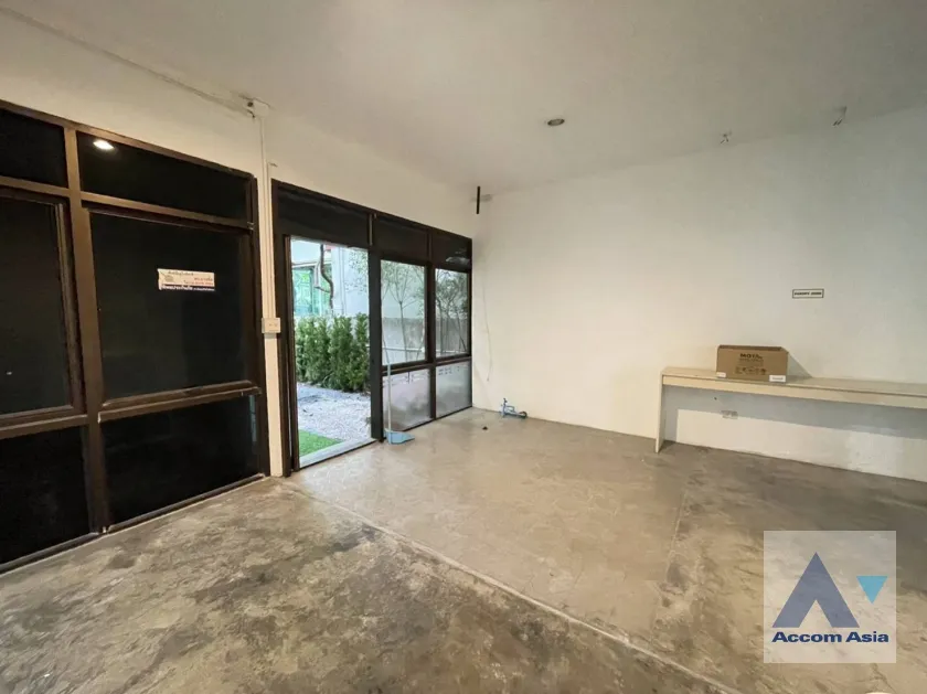 unit Retail / showroom For Rent in Phaholyothin, Bangkok  near BTS Ari (AA35970)