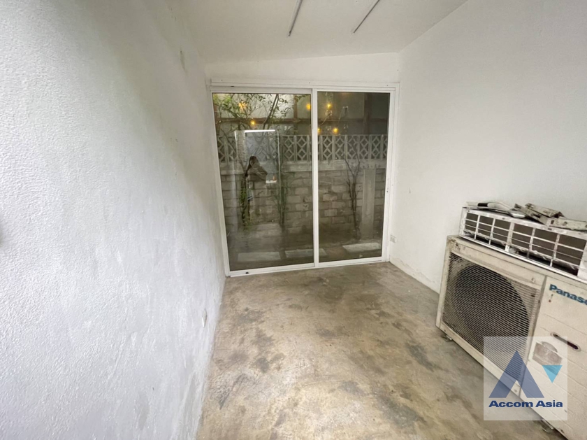 6  Retail / Showroom For Rent in Phaholyothin ,Bangkok BTS Ari AA35970